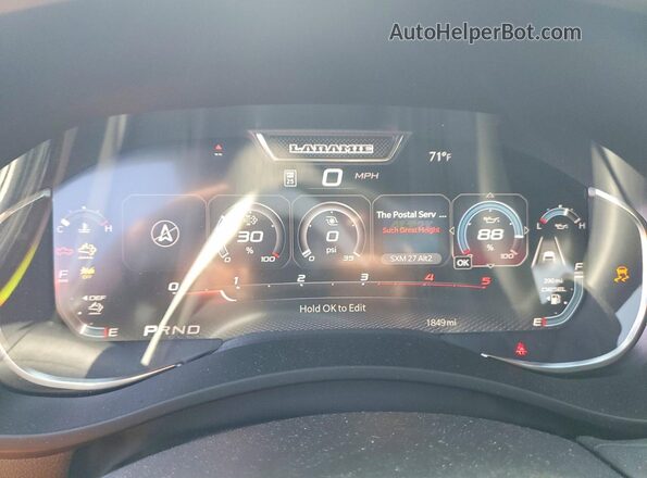 3C63R5FL0TG230596 2026 RAM 2500 Red ხელსაწყოთა პანელის ხედი