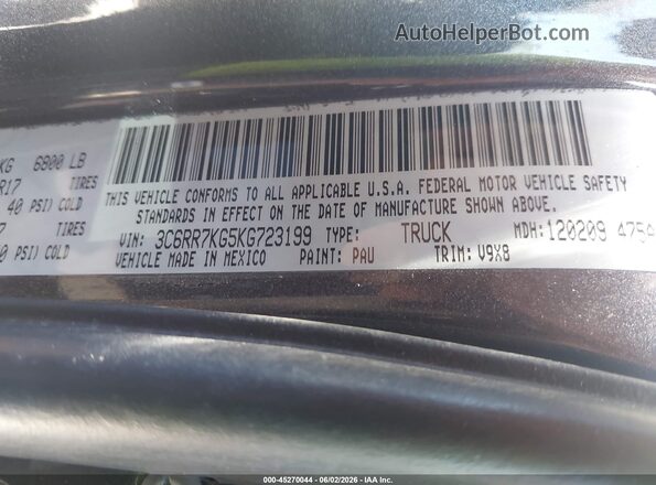 3C6RR7KG5KG723199 2019 RAM 1500 CLASSIC Gray Widok komory silnika