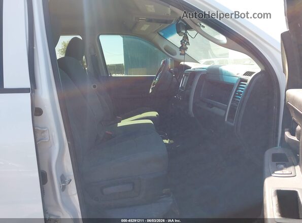 3C6TR5CT8GG120602 2016 RAM 2500 White Вид салону спереду