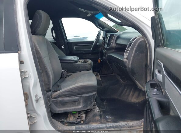 3C6UR5DL2MG628546 2021 RAM 2500 White Widok wnętrza z przodu