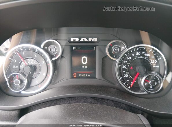 3C6UR5DL3RG266766 2024 RAM 2500 White Widok tylnych siedzeń