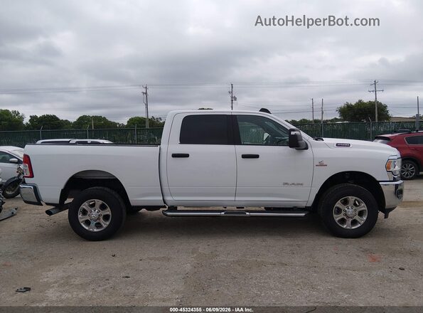 3C6UR5DL3RG266766 2024 RAM 2500 White Widok wnętrza z tyłu