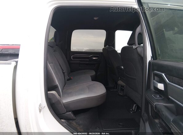 3C6UR5DL7RG340772 2024 RAM 2500 White VIN կոդի պիտակի տեսք
