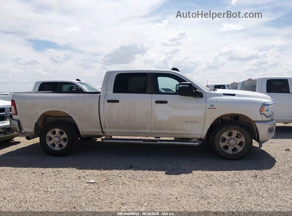3C6UR5DL7RG340772 2024 RAM 2500 White Սալոնի հետևի տեսք