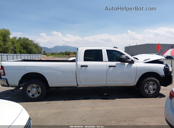 3C6UR5HJ6RG180425 2024 RAM 2500 White Vista interior trasera