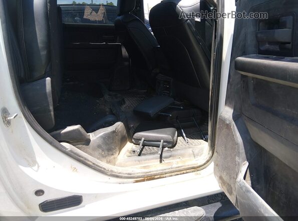 3C6UR5HJ9RG114368 2024 RAM 2500 White VIN կոդի պիտակի տեսք