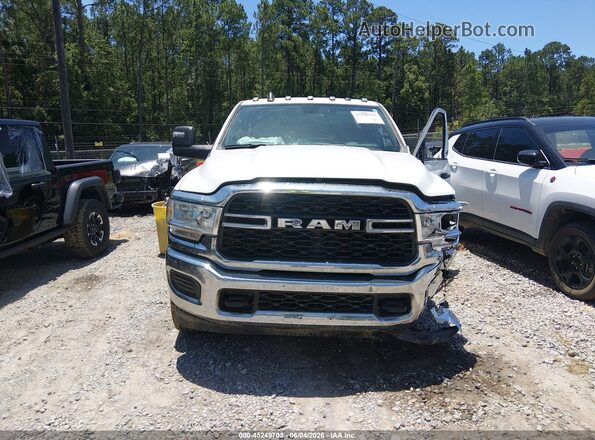 3C6UR5HJ9RG114368 2024 RAM 2500 White Սալոնի հետևի տեսք