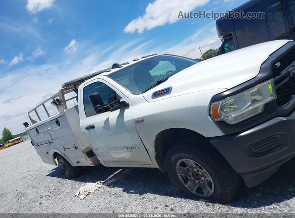 3C7WRCAJ8NG320584 2022 RAM 3500 CHASSIS White Rear interior view