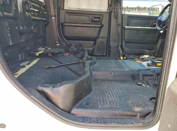 3C7WRTCLXMG603906 2021 RAM 3500 White Rear seats view