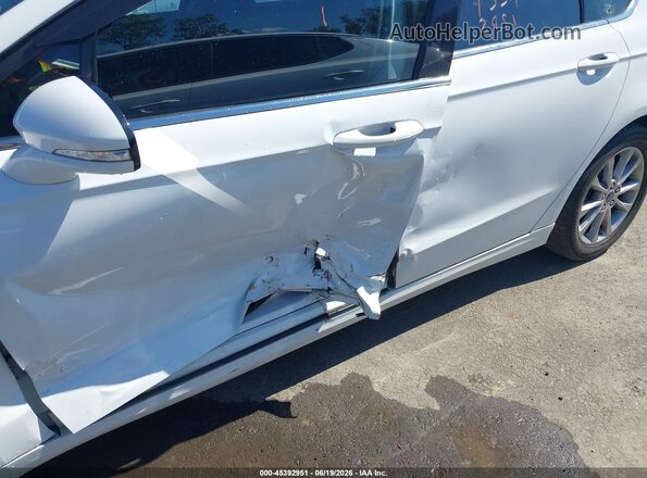 3FA6P0HD7HR310385 2017 FORD FUSION White Widok z przodu