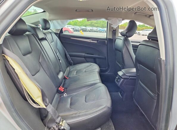 3FA6P0K96GR100069 2016 FORD FUSION Silver Rear seats view