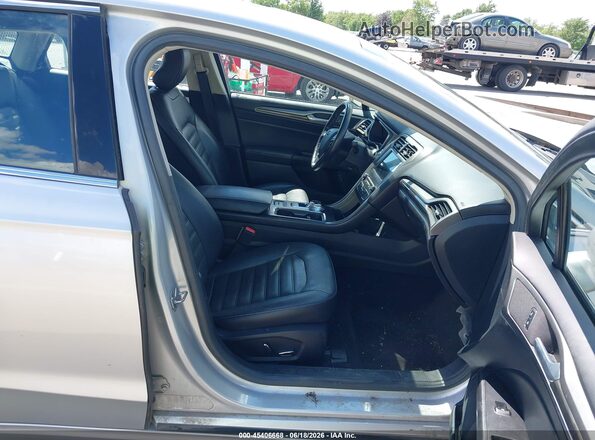 3FA6P0LU3HR249592 2017 FORD FUSION HYBRID Серебряный Вид салона спереди