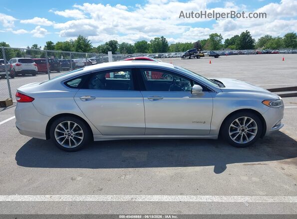 3FA6P0LU3HR249592 2017 FORD FUSION HYBRID Серебряный Вид задней части салона