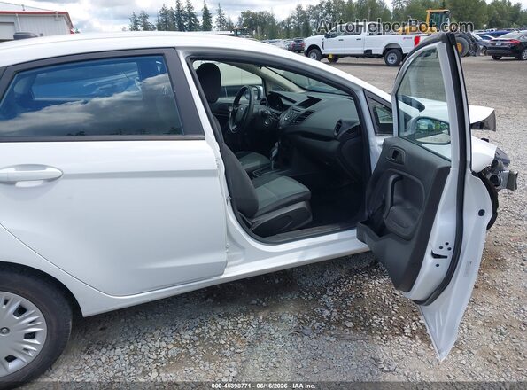 3FADP4AJ3GM165047 2016 FORD FIESTA Белый Вид салона спереди