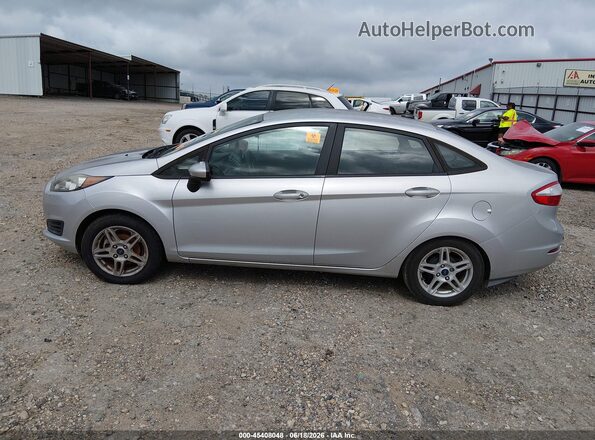 3FADP4BJ6JM101686 2018 FORD FIESTA Silver Widok wnętrza z tyłu