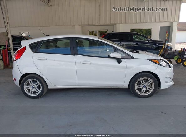 3FADP4EJ1JM118763 2018 FORD FIESTA White Widok wnętrza z tyłu