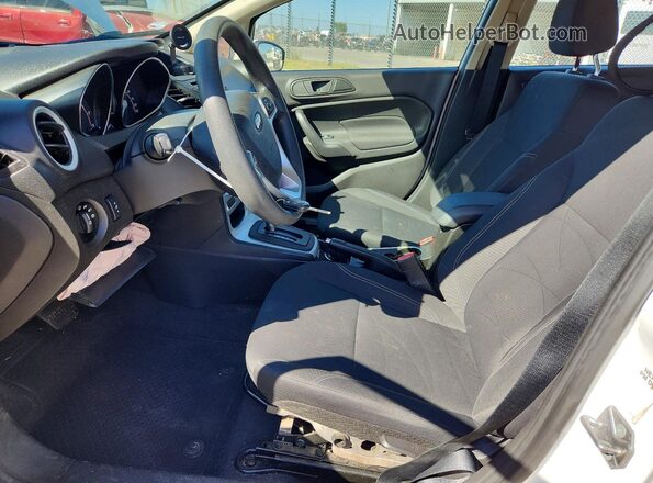 3FADP4EJXJM114520 2018 FORD FIESTA Белый Вид салона спереди