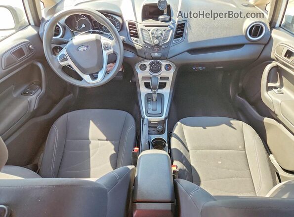 3FADP4EJXJM114520 2018 FORD FIESTA Белый Вид панели приборов