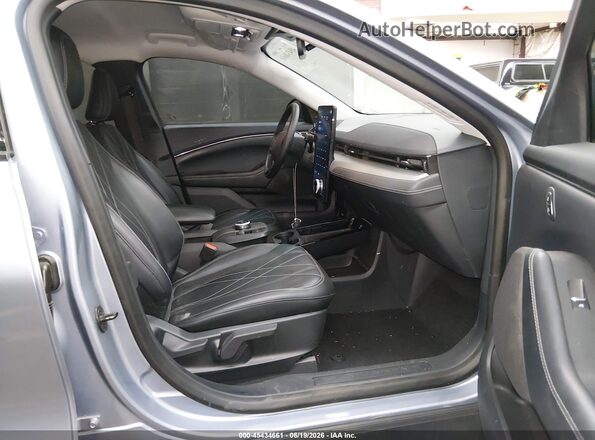 3FMTK1RM4NMA51617 2022 FORD MUSTANG MACH-E Light Blue Вид салону спереду