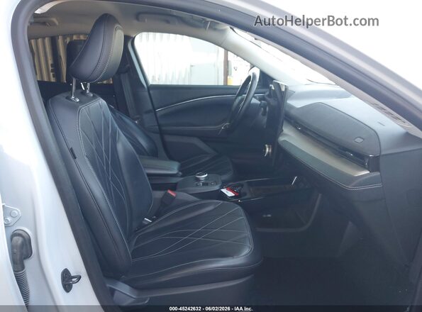 3FMTK1RM6NMA17856 2022 FORD MUSTANG MACH-E Белый Вид салона спереди