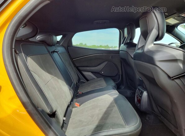3FMTK4SX2NMA04964 2022 FORD MUSTANG Gold Widok wnętrza z tyłu