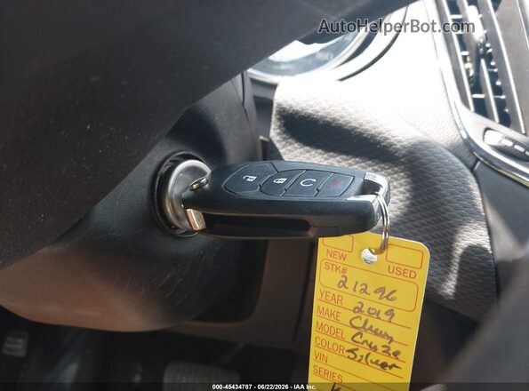 3G1BE6SM0KS603824 2019 CHEVROLET CRUZE Серебряный Вид панели приборов