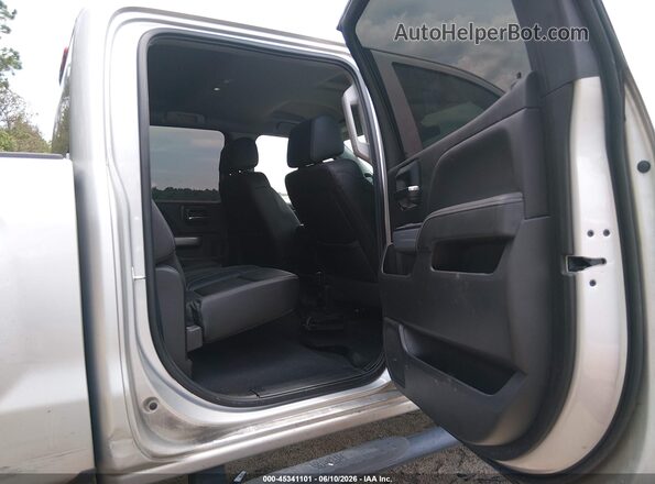 3GCUKREC2JG570985 2018 CHEVROLET SILVERADO Silver VIN կոդի պիտակի տեսք