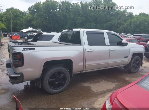 3GCUKREC4HG115727 2017 CHEVROLET SILVERADO Серебряный Вид задней части салона