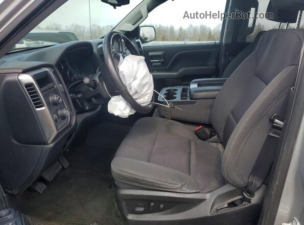 3GCUKREC5JG109537 2018 CHEVROLET SILVERADO Серебряный Вид салона спереди