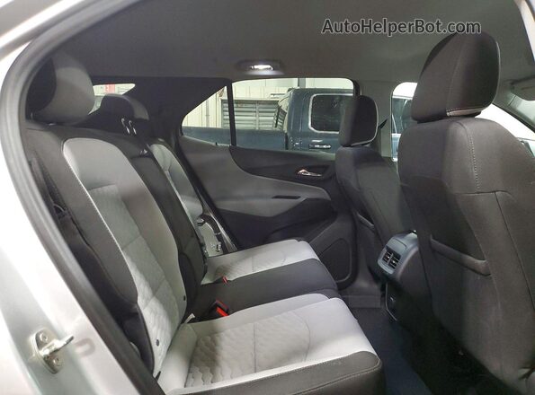 3GNAXSEV1JS585656 2018 CHEVROLET EQUINOX Серебряный Вид задней части салона