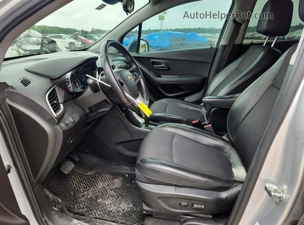 3GNCJLSB3KL136226 2019 CHEVROLET TRAX Silver Widok wnętrza z przodu