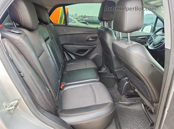 3GNCJLSB3KL136226 2019 CHEVROLET TRAX Silver Widok tylnych siedzeń