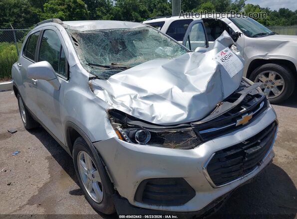 3GNCJLSB4LL310743 2020 CHEVROLET TRAX Серебряный Вид спереди