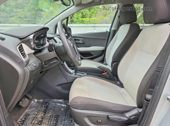 3GNCJNSB0LL246244 2020 CHEVROLET TRAX Silver Front interior view