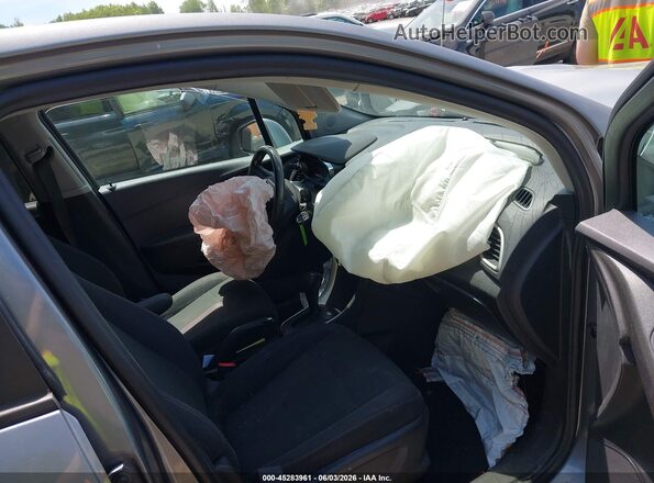 3GNCJNSB6LL257555 2020 CHEVROLET TRAX Серый Вид салона спереди