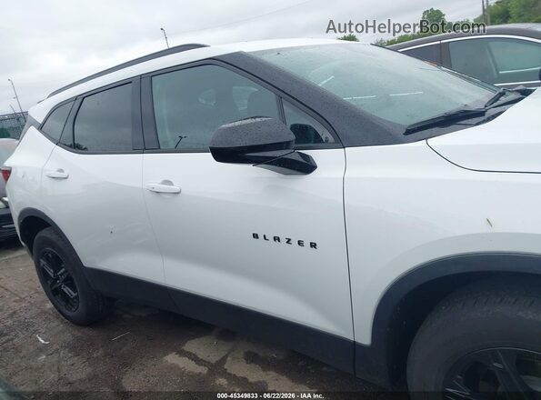 3GNKBHR48RS266421 2024 CHEVROLET BLAZER White Widok wnętrza z tyłu