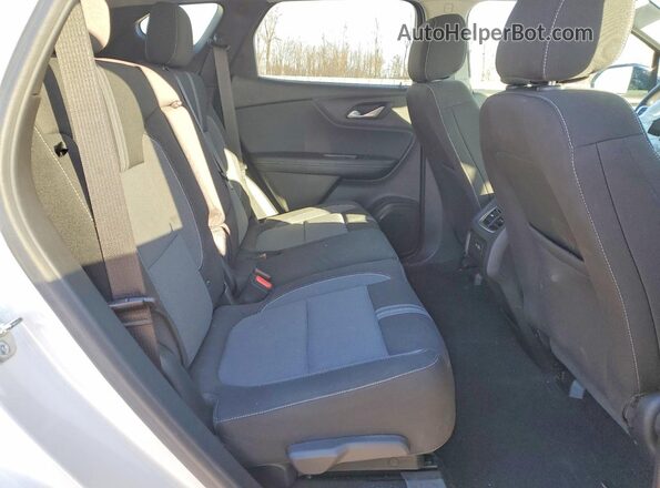 3GNKBHR49PS229648 2023 CHEVROLET BLAZER White Widok wnętrza z tyłu