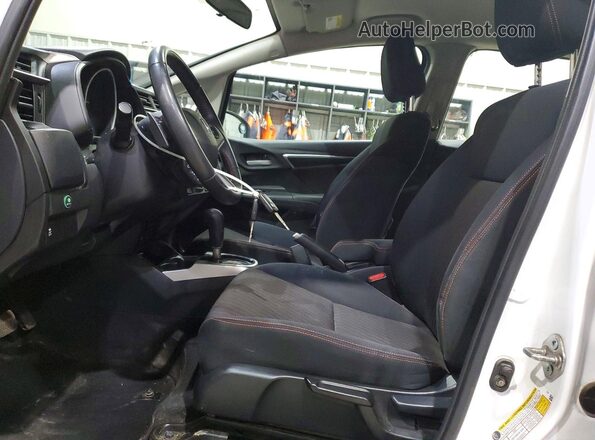 3HGGK5H62JM709303 2018 HONDA FIT Белый Вид салона спереди
