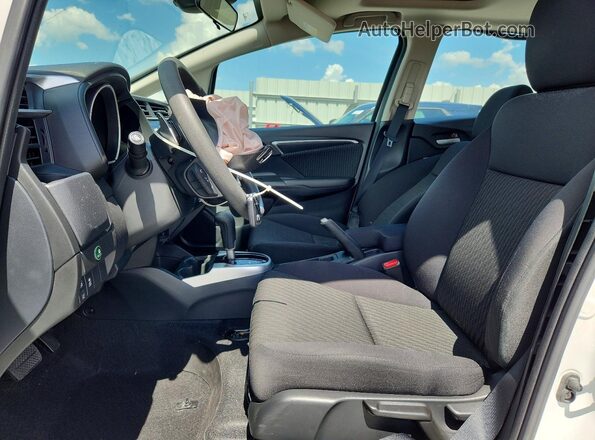 3HGGK5H81JM711366 2018 HONDA FIT White Вид салону спереду