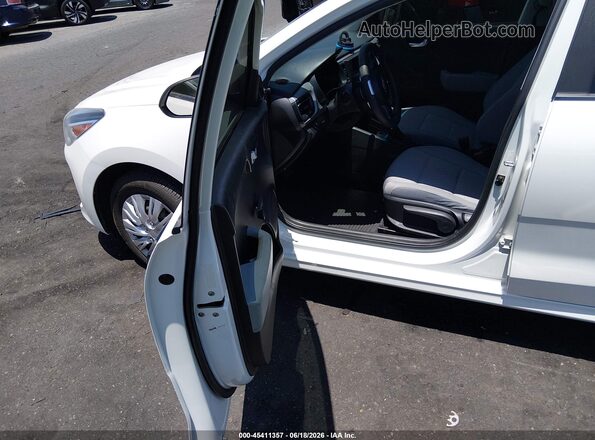 3KPA24AB8JE062292 2018 KIA RIO White Սալոնի դիմացի տեսք