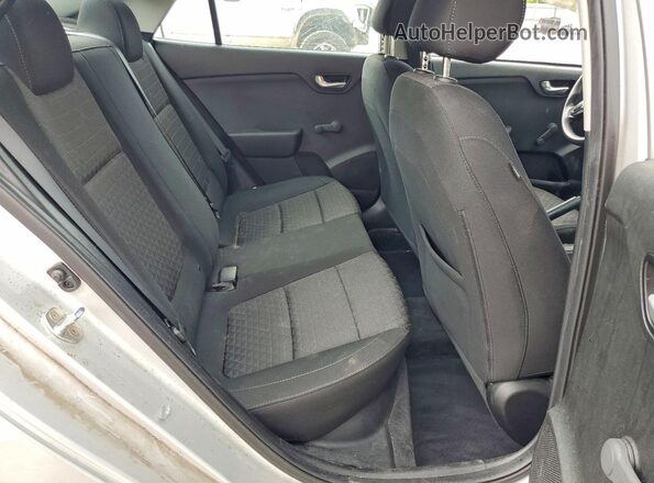 3KPA24AB8JE070795 2018 KIA RIO Silver Widok tylnych siedzeń