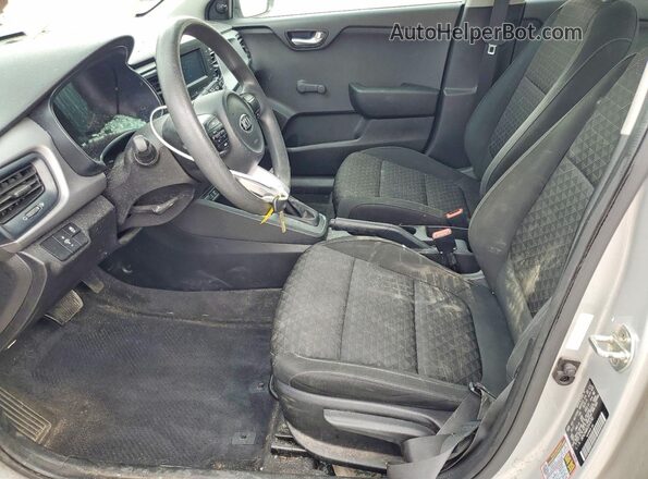 3KPA24AB8JE070795 2018 KIA RIO Silver Widok wnętrza z przodu