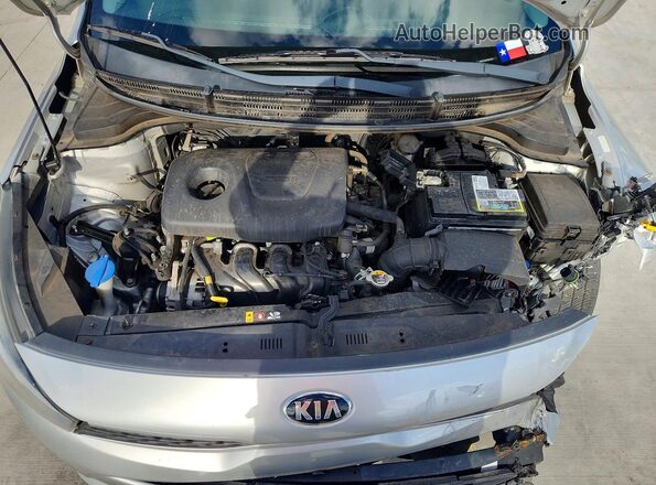 3KPA24AB9JE085547 2018 KIA RIO Silver Widok wnętrza z tyłu