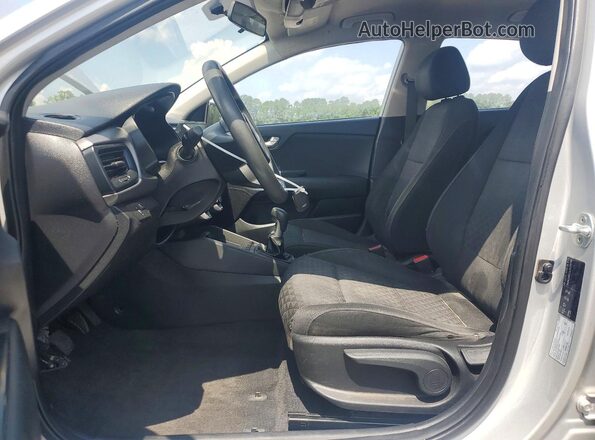 3KPA24AC6JE009194 2018 KIA RIO White Вид салону спереду