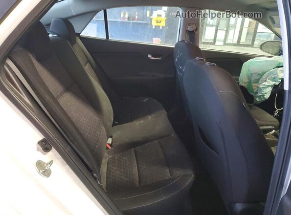 3KPA24AD1LE278103 2020 KIA RIO White Vista de los asientos traseros
