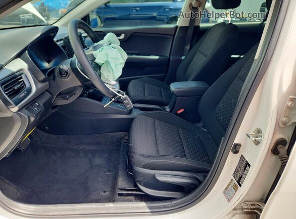 3KPA24AD1LE344116 2020 KIA RIO White Вид салону спереду