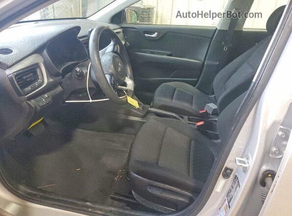 3KPA24AD2ME404132 2021 KIA RIO Gray Widok wnętrza z przodu