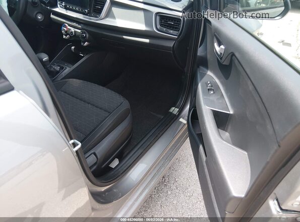 3KPA24AD3PE568459 2023 KIA RIO Серебряный Вид салона спереди