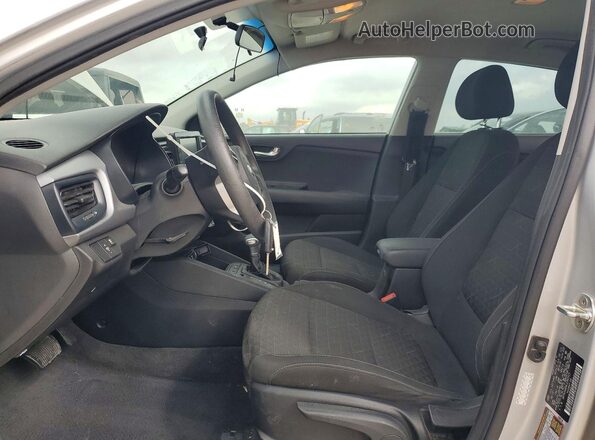 3KPA24AD4LE262915 2020 KIA RIO Серебряный Вид салона спереди
