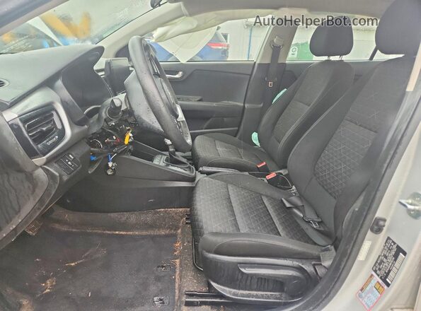 3KPA24AD4ME382294 2021 KIA RIO Silver Вид салону спереду
